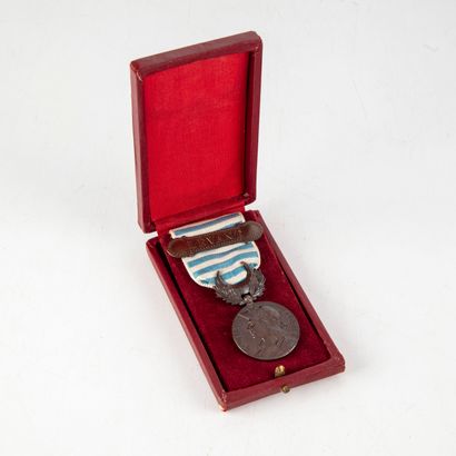  Médaille commémorative du Levant en bronze, barette du levant. 
D. : 3 cm 
Dans...