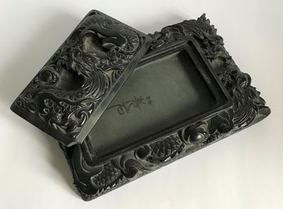 null CHINA

Black stone ink box carved with dragons in relief.

L. 19 cm

Small lack...