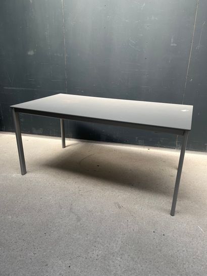 Table rectangulaire en métal gris anodisé...