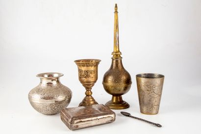 null JUDAICA

Ensemble d'objets pour le culte juif en métal à décor ciselé comprenant...