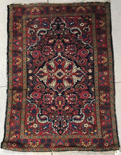 null Polychrome wool carpet decorated with a central diamond

20th century

154 x...
