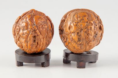 null INDOCHINA

Two carved nuts decorated with Buddha and small characters 

H. 4,5...
