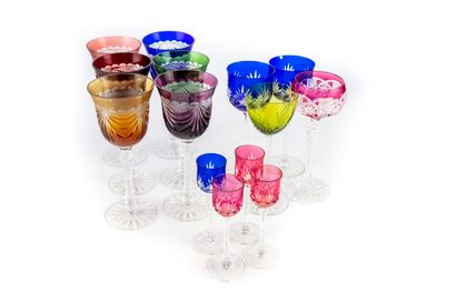 null Dix verres de couleur en cristal de Bohême

H.: 21 cm

On joint quatre petits...