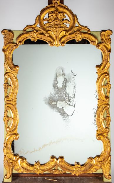 null Miroir en bois laqué vert et à motifs Rocaille doré, glace au mercure de style...