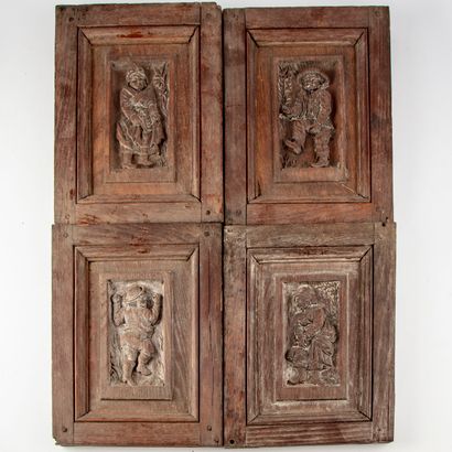 null Suite de quatre panneaux en bois sculpté à décor de personnages