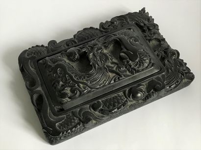 null CHINA

Black stone ink box carved with dragons in relief.

L. 19 cm

Small lack...