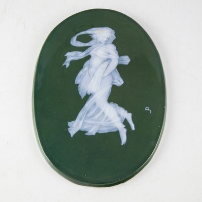 null Plaque en porcelaine émaillée à décor d'une nymphe sur fond vert. Travail dans...