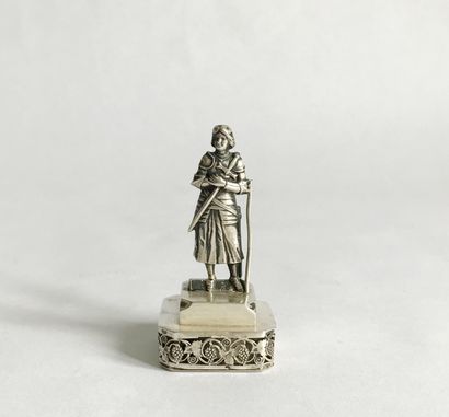 null Statuette de Jeanne D'Arc en armure en argent ciselé. Base carrée à frise ajourée.

H....
