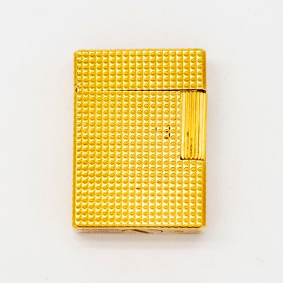 null House of DUPONT- Paris 

Lighter in gilded metal with diamond points

H. 4,8...