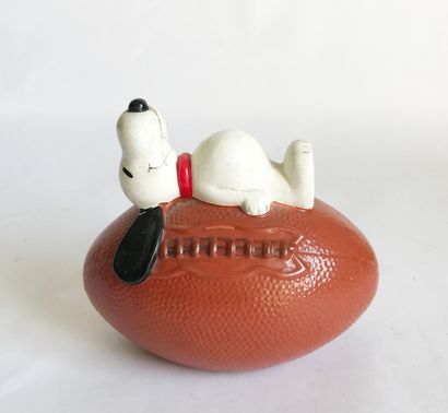 null Tirelire en matière plastique (?) représentant Snoopy couché sur un ballon de...