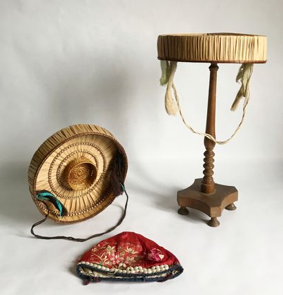 null ASIA

Set of straw hats and a small silk cap embroidered and beaded.

As is...