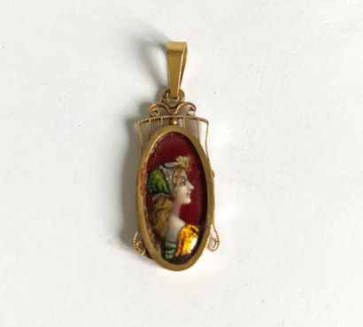  L. CLEMENT - Limoges 
Petit pendentif ovale à monture en or rose orné d'un profil...
