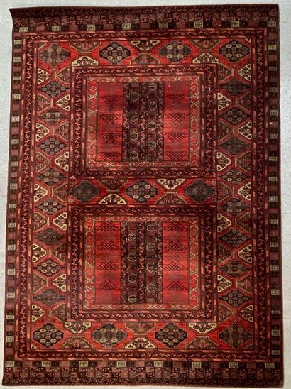 null Turkish carpet with geometric patterns

305 x 200 cm