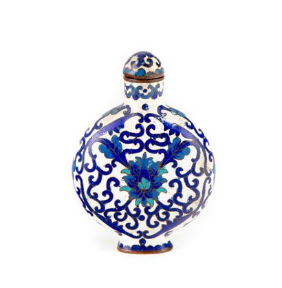null CHINA

Flask-shaped snuffbox in cloisonné with blue and white decoration

H....