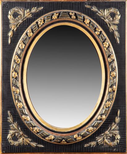 null Miroir en bois noirci et ornements dorés de forme ovale. Style Napoléon III

59...