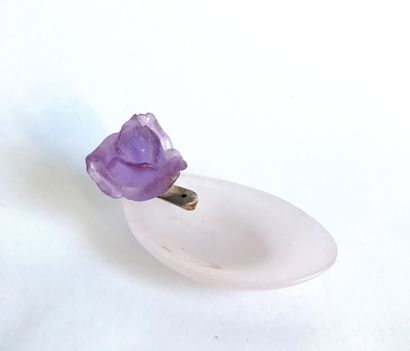 null DAUM-France

Small ring in opaline glass paste and ornament of a flower on the...