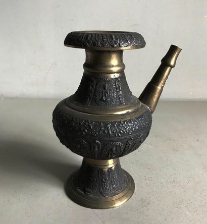 null ASIE

Élément de pipe à eau en bronze ciselé. Thaïlande 

H. 20 cm