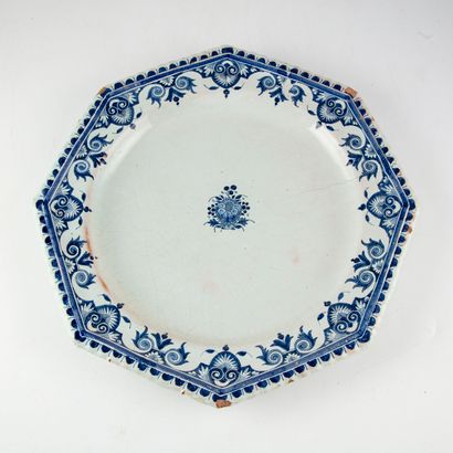 null ROUEN 

Large octagonal dish decorated in blue and white with a frieze of lambrequins...