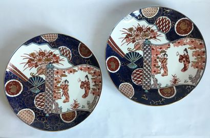 null JAPAN

Pair of large porcelain dishes with patchwork decoration and female characters...
