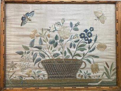 null Tableau brodé sur soie représentant un panier de fleurs au naturel et papillons....