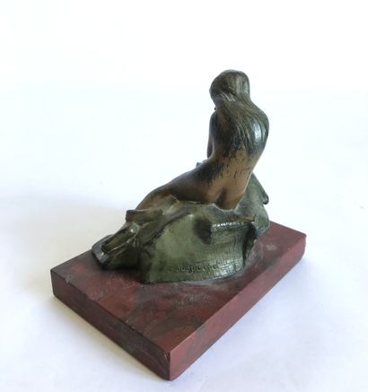 null Pierre Léon DUSOUCHET (1876-1936)

Captive

Statuette en régule patiné

Socle...