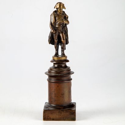 null Statuette en bronze à patine brun clair représentant l'Empereur Napoléon 1er....