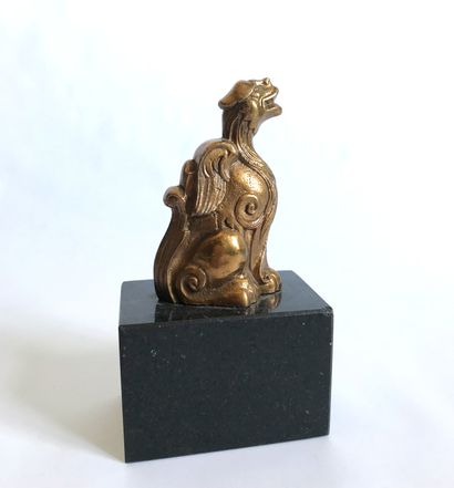 null Paperweight or sculpture in gilded bronze representing a chimera in the Asian...