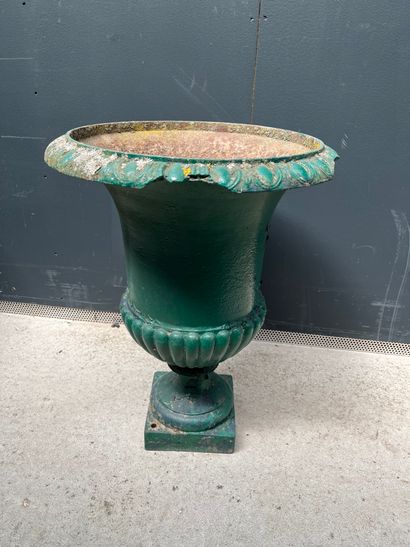 null Large Medici vase in cast iron 

H. 61 cm 

Small accident