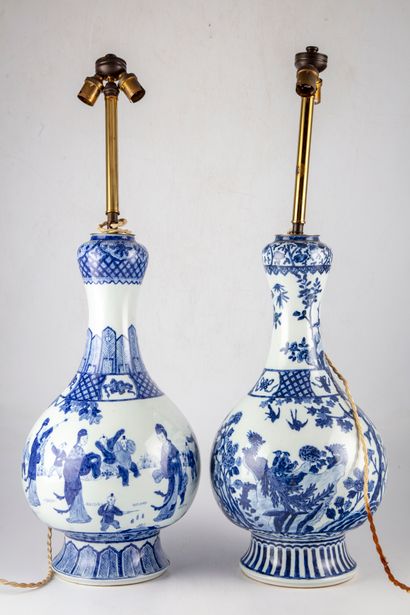 null Deux lampes pouvant former une paire en forme de bouteille en porcelaine à décor...
