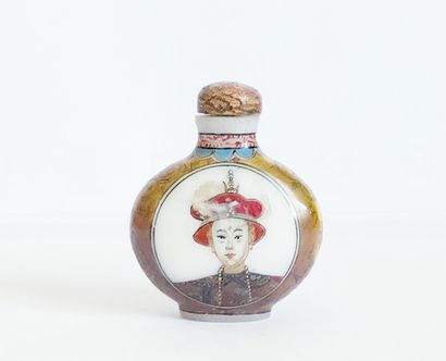 null CHINA

Flask-shaped glass snuffbox decorated with Mandarin and ideograms.

H....