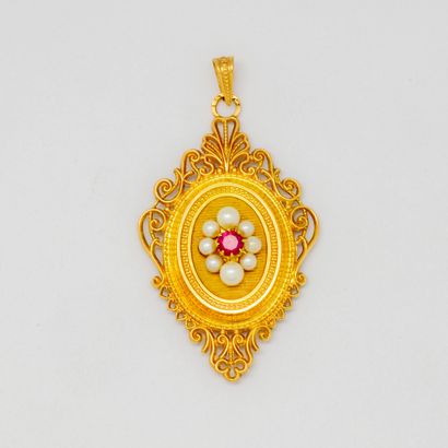 null Gold photo holder decorated with pearls and red stone

Gross weight : 8,1 g...