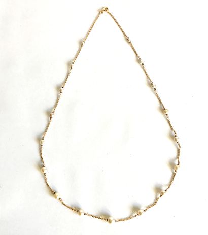 null Yellow gold necklace with pearls.

Gross weight : 9 g.