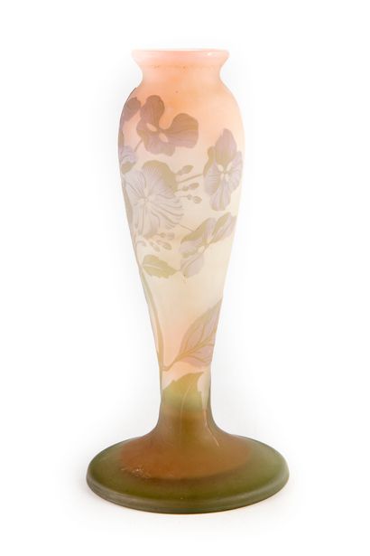 null Manufacture GALLE

Vase balustre à col resserré en verre multicouche, le décor...
