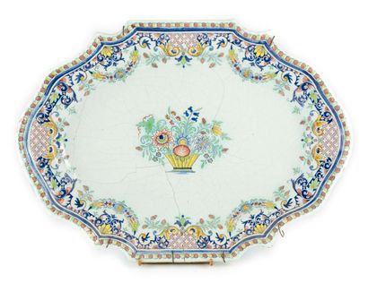 null ROUEN - Manufacture GUILLIBAUD

Earthenware dish with contoured edge, decoration...