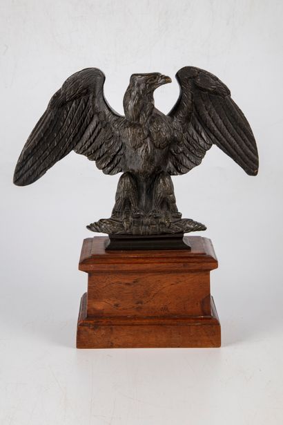 null Statuette en bronze patiné repésentant un Aigle Impérial les ailes déployées.Socle...