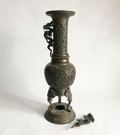 null CHINE

Grand vase de forme bouteille en bronze patiné à riche décor appliqué....