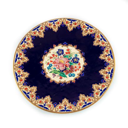 null LONGWY

Dish blue bottom with decoration in enamels of flowers.

On the reverse...