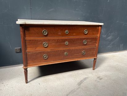 null Chest of drawers in mahogany veneer opening by three drawers in front, upright...