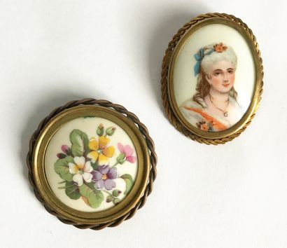 null Deux broches en porcelaine à décor polychrome représentant une femme dans le...