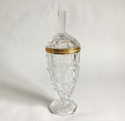null Drageoir couvert en verre facetté et bordure en métal doré.

H. : 28 cm