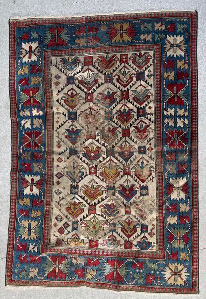 null Caucasian carpet with patterns on a beige field and wide border

145 x 100 cm

Wear...