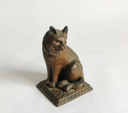 null Petit statuette de chat en régule patine

H. : 9,5 cm