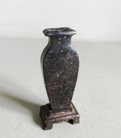 null CHINA

Small vase in hard stone of spinach color with engraved decoration. Rectangular...