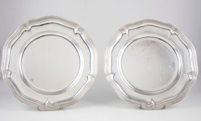 null Paire de plats ronds en métal argenté à double filets contournés Style du XVIIIe

D....