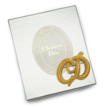 DIOR Christian DIOR 

Broche "CD" en métal doré 

Dans sa boite

4,5 x 3 cm