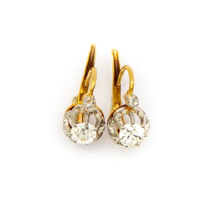 null Pair of earrings in yellow gold and diamonds 0.10 cts approximately

Gross weight...