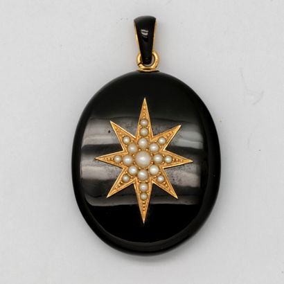 null Black enamel photo pendant with star pattern punctuated with small pearls 

About...