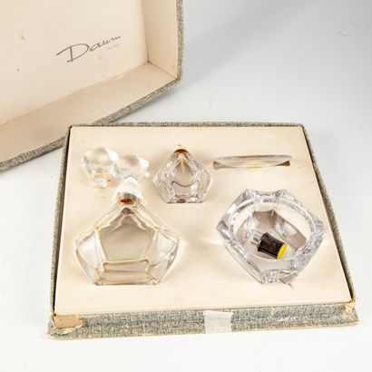 DAUM DAUM - France

Coffret comprenant un cendrier, deux flacons à parfum en cristal...