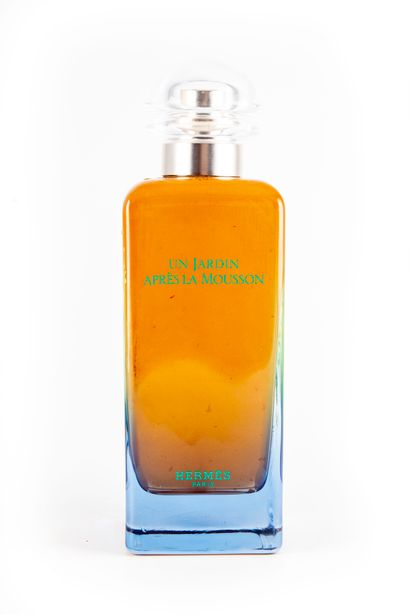 HERMES HERMES - Paris 

Flacon en verre, parfum "Un jardin après la mousson", factice

H....