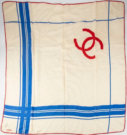 CHANEL CHANEL 

Foulard en soie de couleur beige, bleu et rouge et double "C" croisé

90...